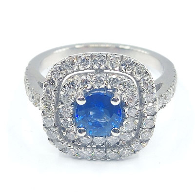 Bague saphir et diamants Fascination. Forme coussin avec double entourage de diamants et demi corps serti - or 18 carats
