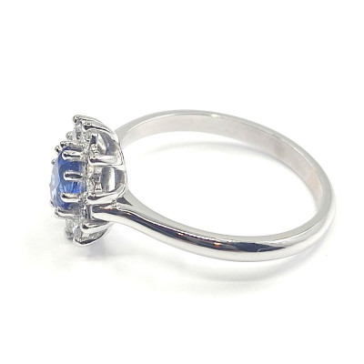 Bague saphir et diamants Naïa. Marguerite avec un saphir ovale de 0,63 ct et 0,40 ct de diamants - or 18 carats.