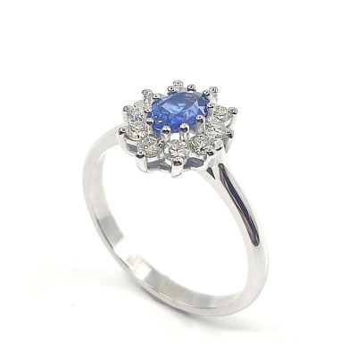 Bague saphir et diamants Naïa. Marguerite avec un saphir ovale de 0,63 ct et 0,40 ct de diamants - or 18 carats.