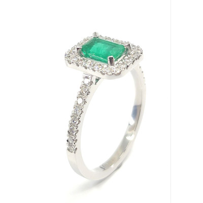 Bague émeraude et diamants Seléna. Modèle retro avec une émeraude RPC de 0,53 ct et 0,40 ct de pavage diamants - or 18 carats