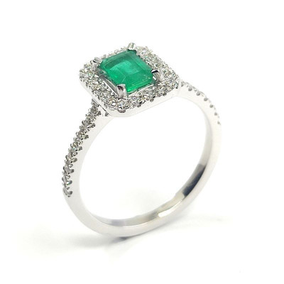 Bague émeraude et diamants Seléna. Modèle retro avec une émeraude RPC de 0,53 ct et 0,40 ct de pavage diamants - or 18 carats