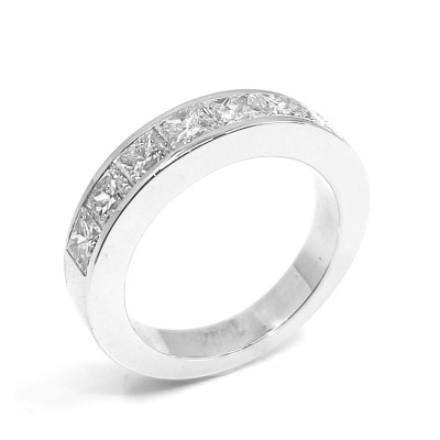 Alliance diamants Irene. Demi tour avec 7 diamants taille princesse en serti rail - or 18 carats.