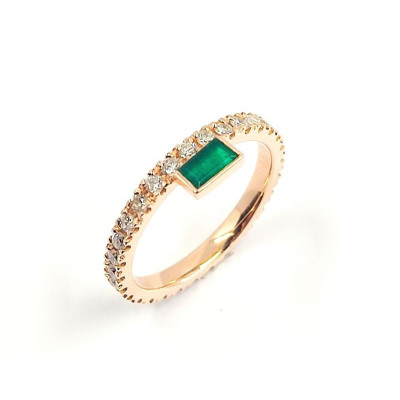 Bague émeraude et diamants Amazone . Tour complet avec émeraude en décalé  - or 18 carats.