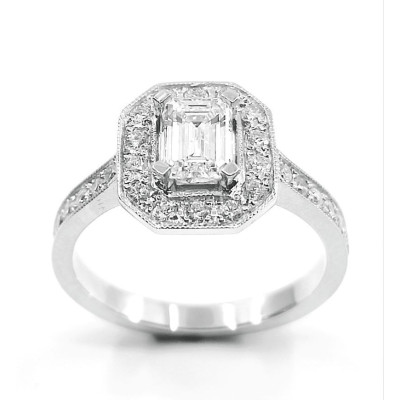 Bague en or et diamant Rose avec un diamant central taille émeraude. Style rétro. En or 18 carats.