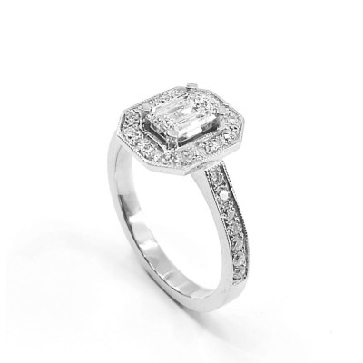 Bague en or et diamant Rose avec un diamant central taille émeraude. Style rétro. En or 18 carats.