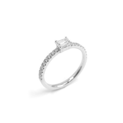 Solitaire or et diamants Elodie. Diamant taille émeraude et pavage - or 18 carats.