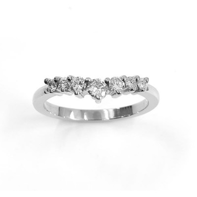 Alliance en V avec 7 diamants en dégradé - or 18 carats.