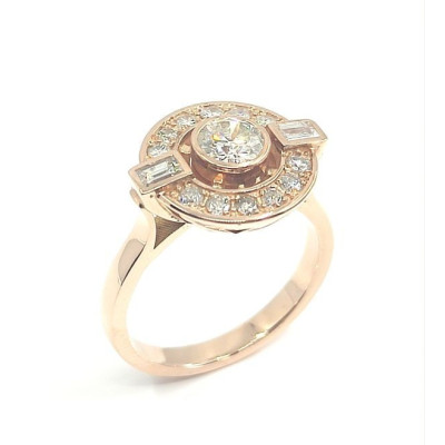 Bague Rosy. Solitaire à entourage absolument rétro - or 18 carats.