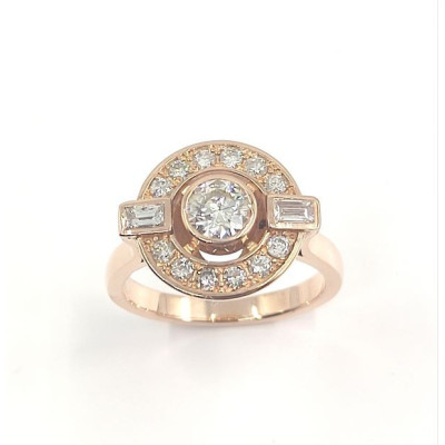 Bague Rosy. Solitaire à entourage absolument rétro - or 18 carats.