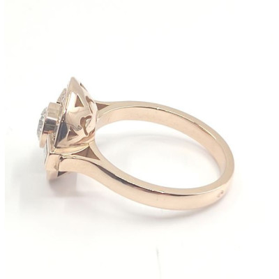 Bague Rosy. Solitaire à entourage absolument rétro - or 18 carats.