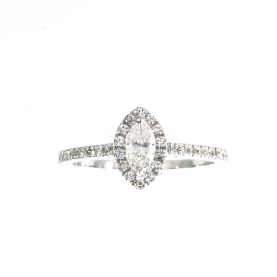 Solitaire avec entourage. Diamant central de taille navette de 0.24ct GVS. En or 18 carats.