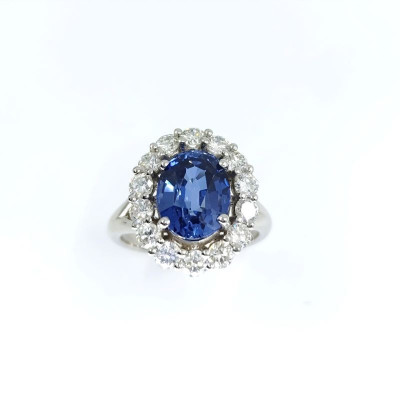 Bague saphir et diamants Hélène. Saphir de 3,93 ct avec entourage de 14 diamants - en or 18 carats.