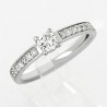 Solitaire or et diamants Diana. Diamant rond (brillant) sur griffes et corps serti - or 18 carats