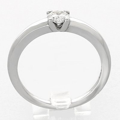 Solitaire or et diamant Anais. Corps bombé avec un diamant serti sur chaton 4 griffes - or 18 carats.