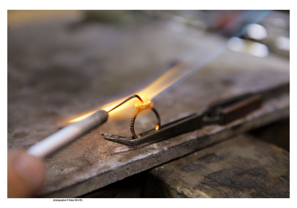 Quelle différence entre bijouterie et joaillerie ? Guide complet